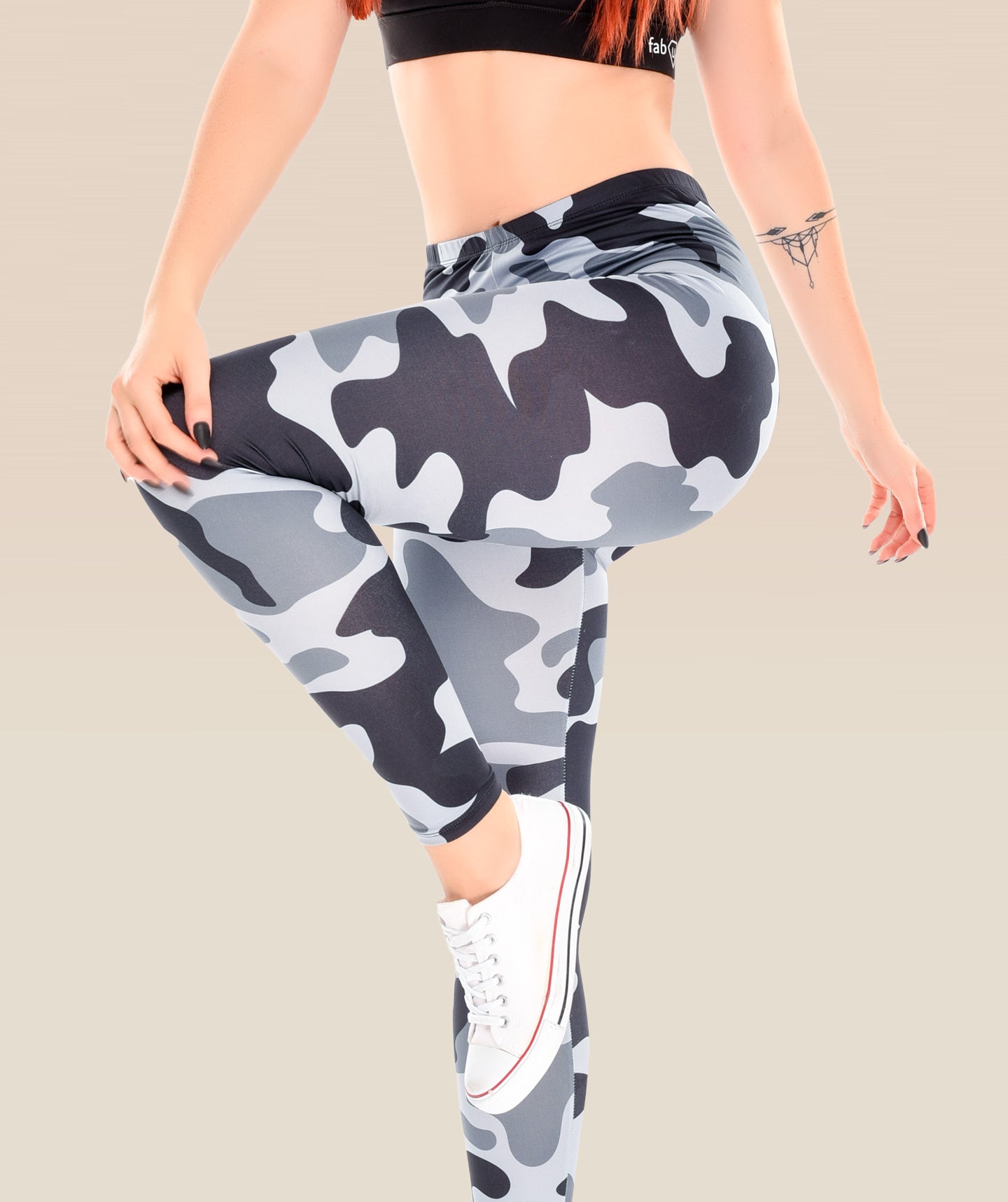 Set mimetico con top corto e leggings mimetici grigi urbani